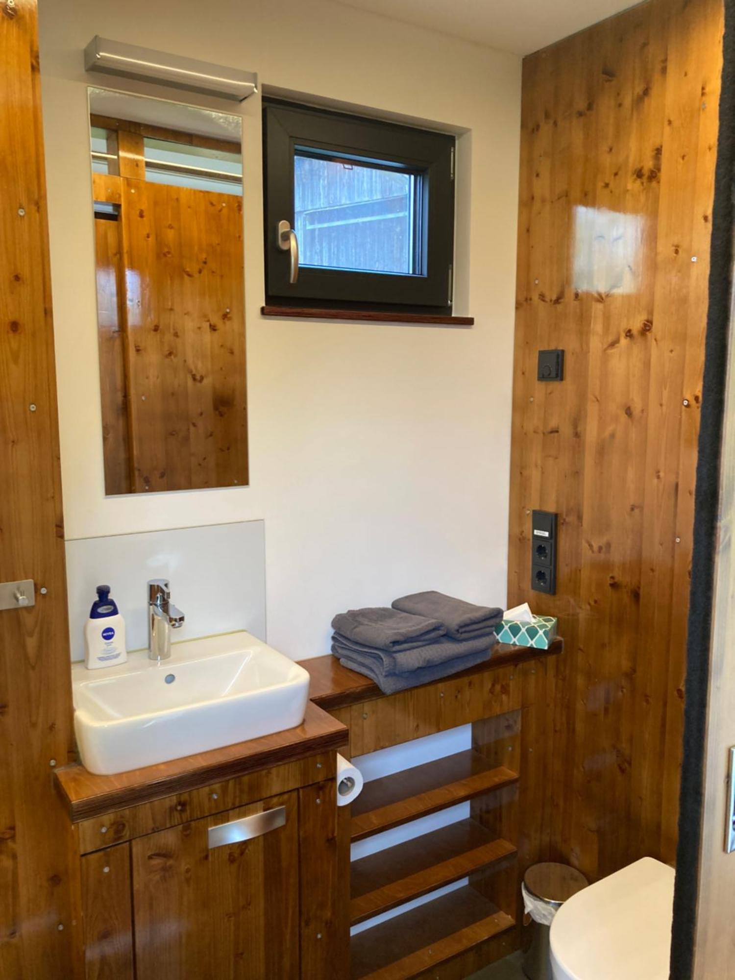 Tiny House Im Seecontainer Mit Parkplatz, Glasfaser, Netflix, Veranda Und Gehobener Ausstattung Coburg Eksteriør billede